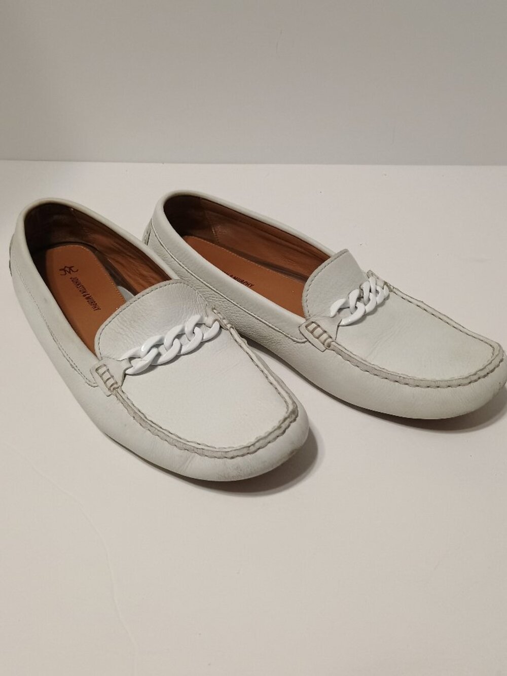 Johnston & Murphy White Pebbled Leather Driving Loafers Women’s Chain Detail
